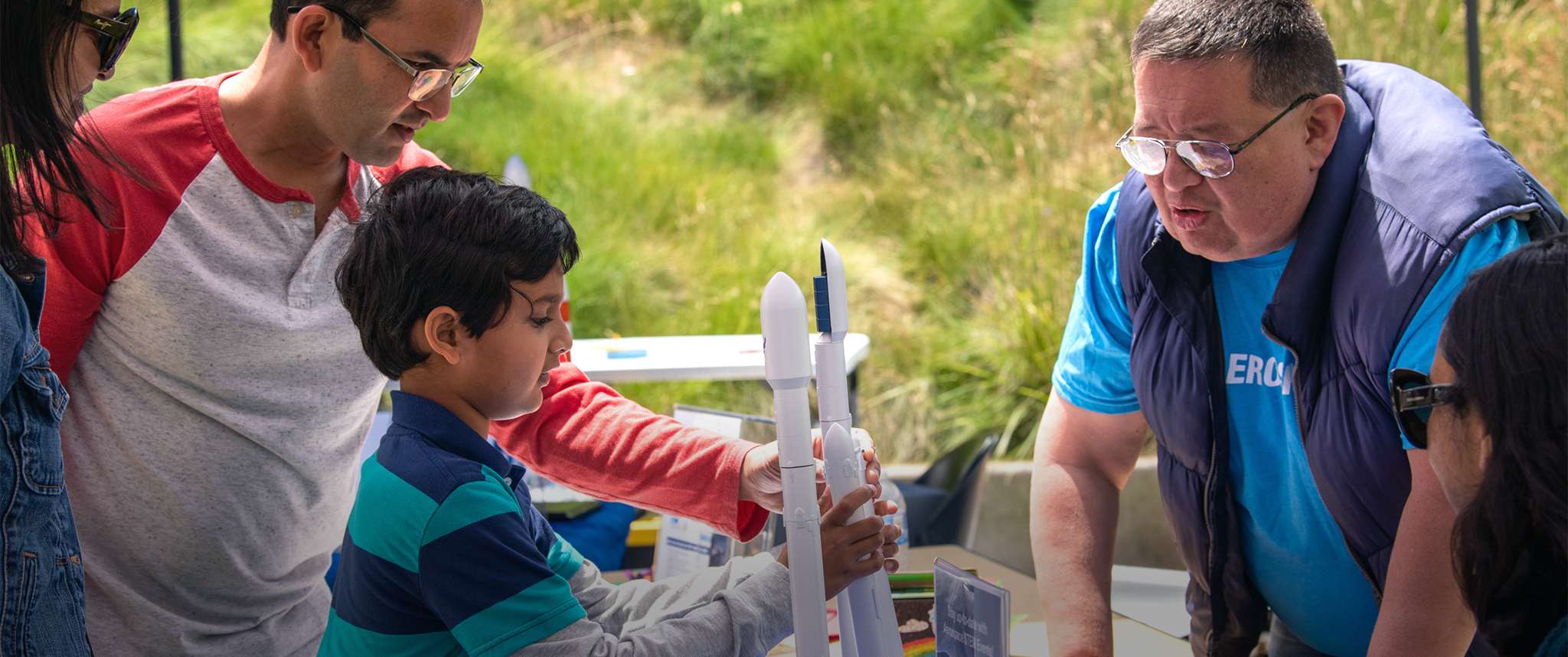 Aerospace’s Oliver Phillippi working with students at the 9th annual Mars Rover and Society Event